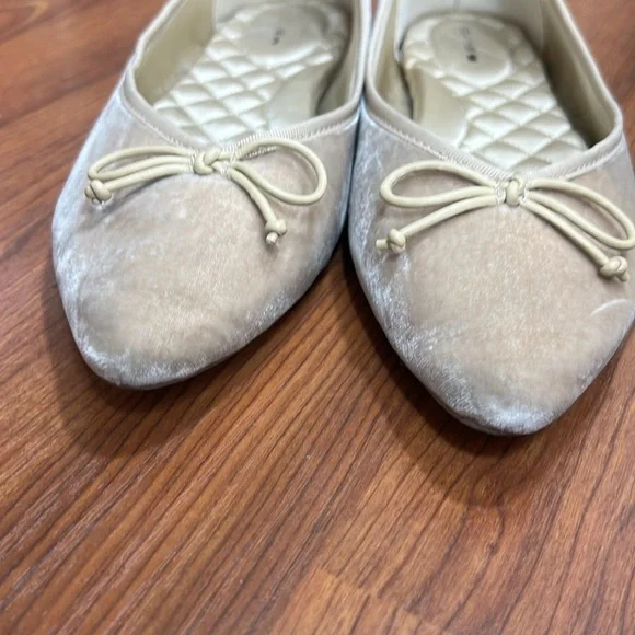 Birdies Size 7.5 Goldfinch Flats in Champagne Velvet Bow Detail Classic - Picture 6 of 9